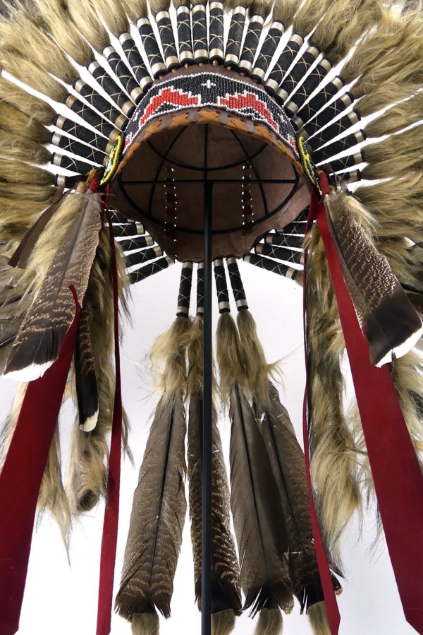 Coiffe de guerre de chef Sioux sur pied (dessous)