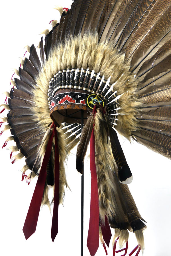 Coiffe de guerre de chef Sioux sur pied (3/4)