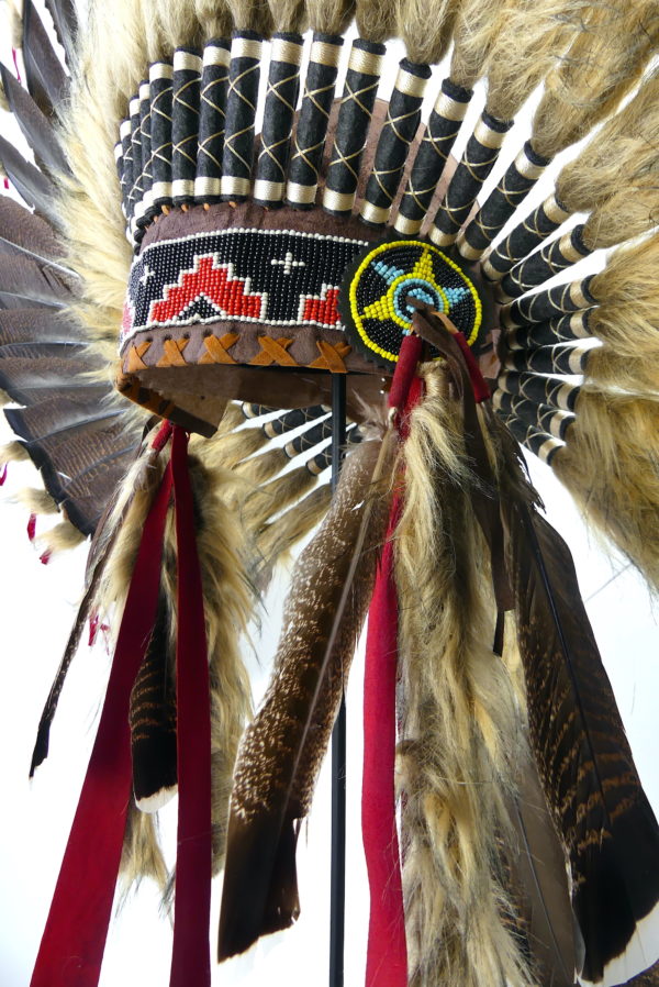 Coiffe de guerre de chef Sioux sur pied (détail 3/4)