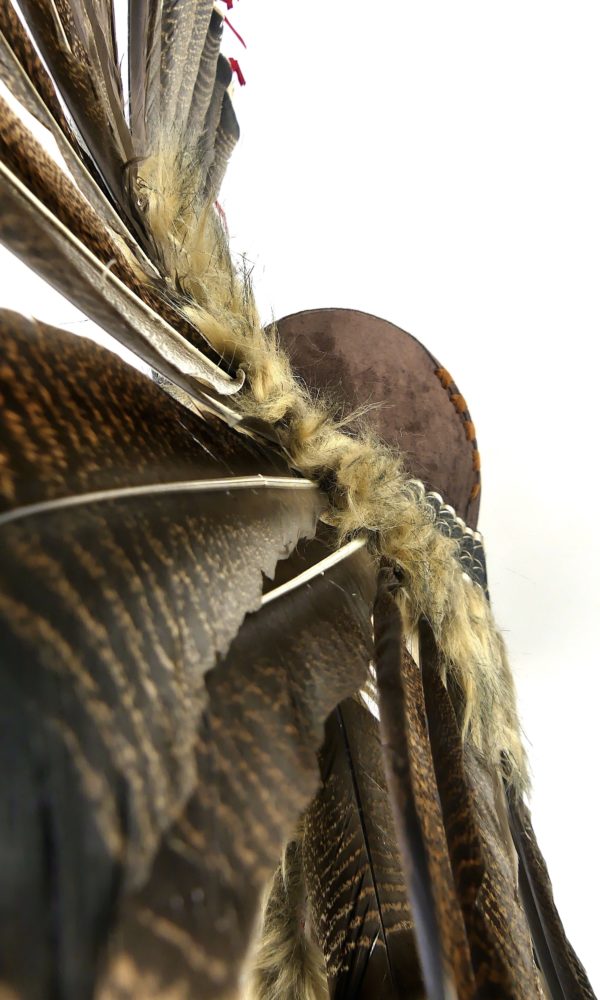 Coiffe de guerre de chef Sioux sur pied (détail profil)