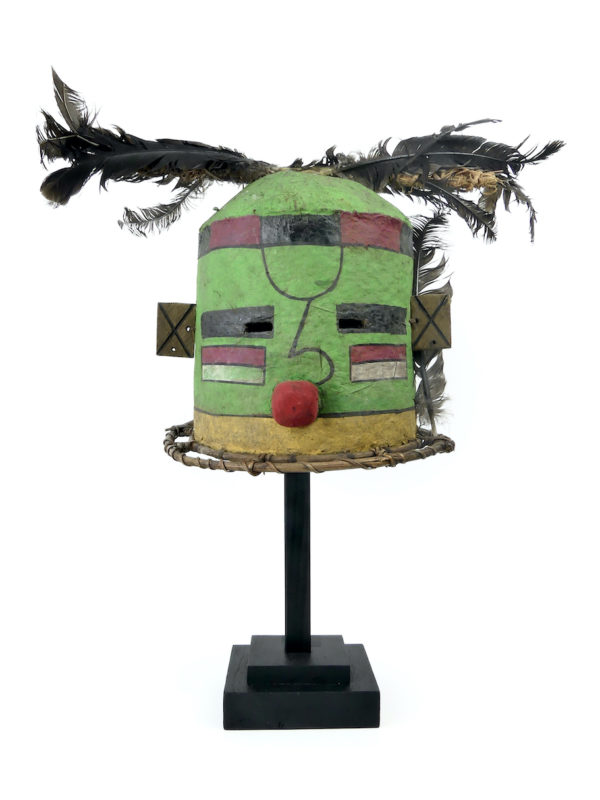 Grand masque heaume vert et rouge Kachina Hopi sur pied (face)