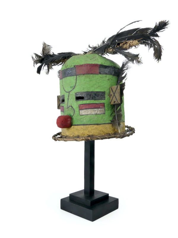 Grand masque heaume vert et rouge Kachina Hopi sur pied (3/4)