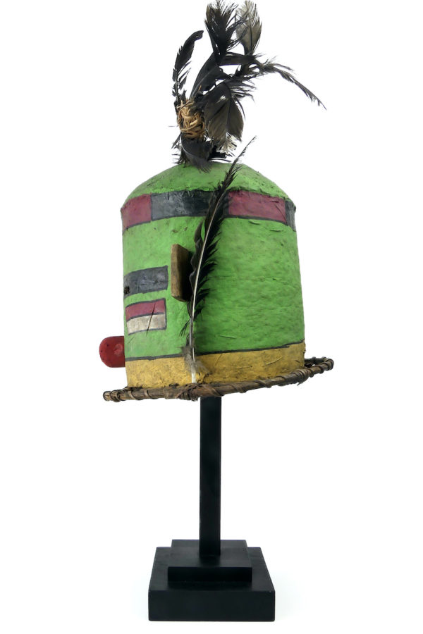 Grand masque heaume vert et rouge Kachina Hopi sur pied (profil)