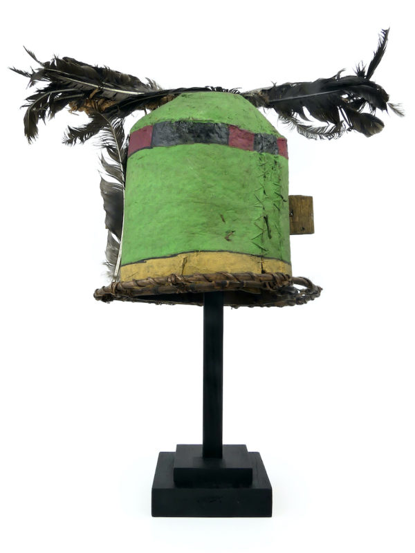 Grand masque heaume vert et rouge Kachina Hopi sur pied (dos)