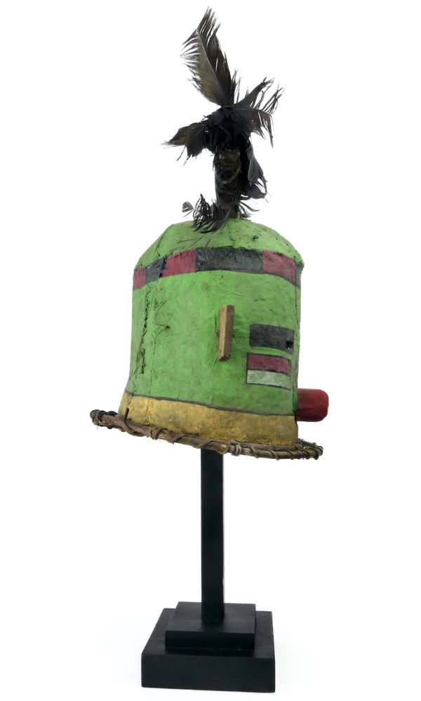Grand masque heaume vert et rouge Kachina Hopi sur pied (profil)
