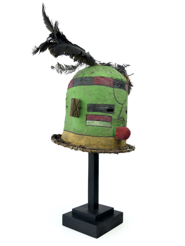 Grand masque heaume vert et rouge Kachina Hopi sur pied (3/4)