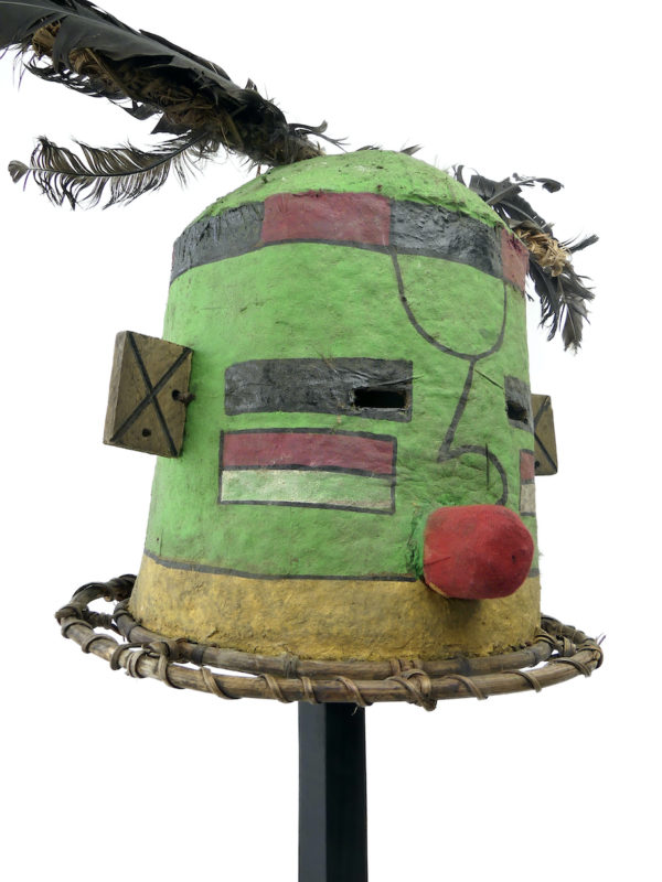 Grand masque heaume vert et rouge Kachina Hopi sur pied (3/4 détail)