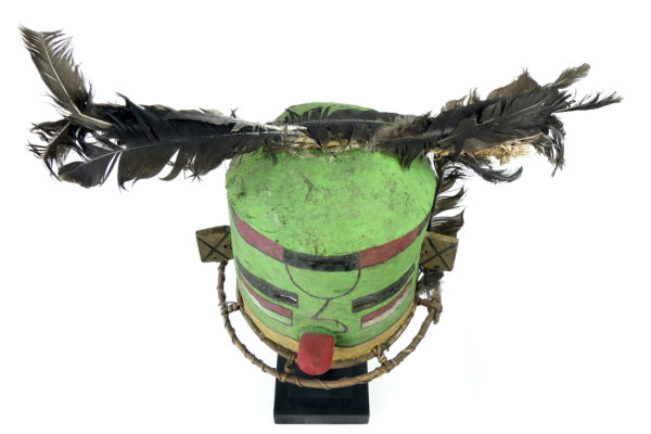 Grand masque heaume vert et rouge Kachina Hopi sur pied (dessus)