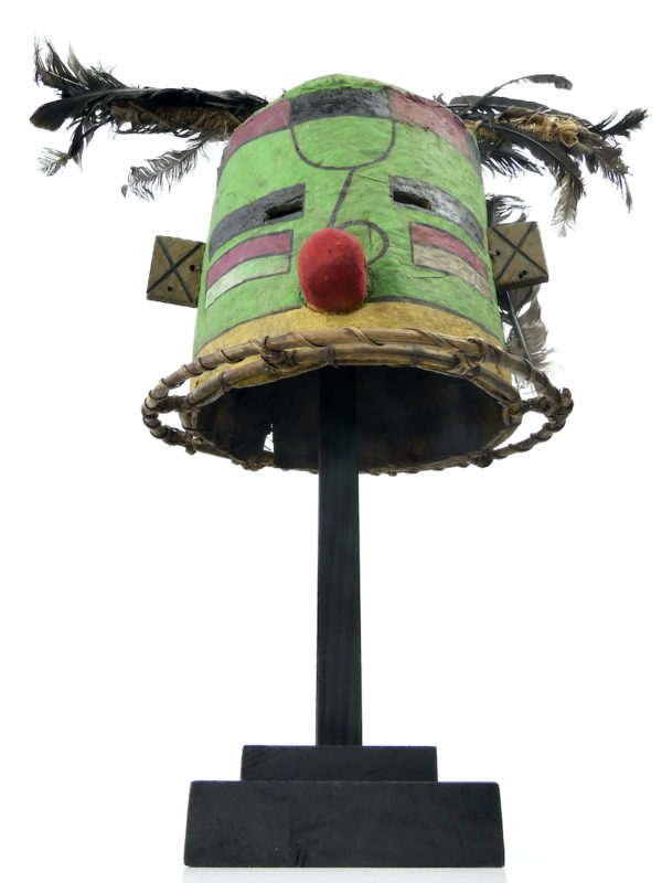 Grand masque heaume vert et rouge Kachina Hopi sur pied (dessous)