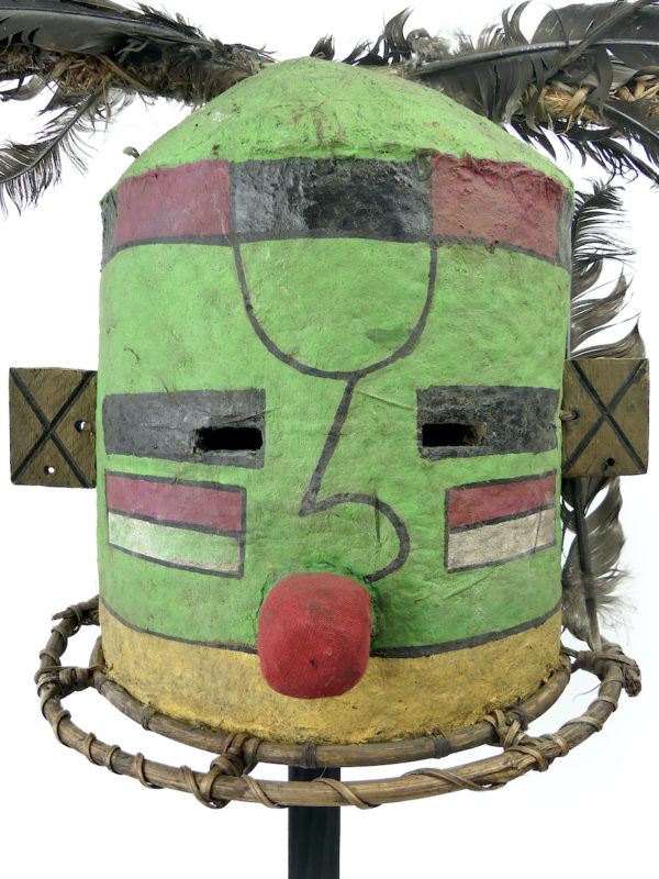 Grand masque heaume vert et rouge Kachina Hopi sur pied (détail)