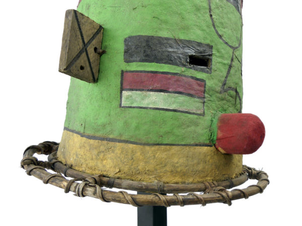 Grand masque heaume vert et rouge Kachina Hopi sur pied (détail)