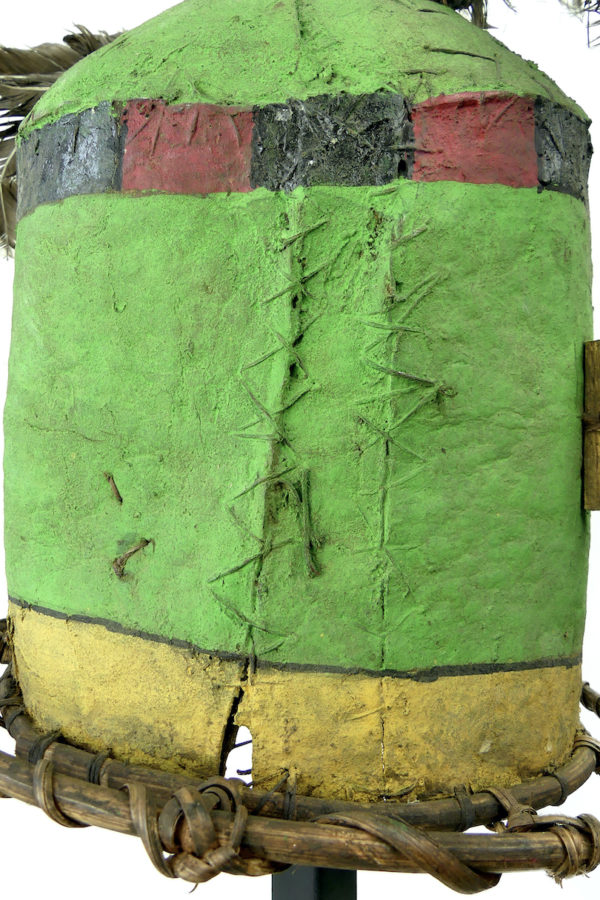 Grand masque heaume vert et rouge Kachina Hopi sur pied (détail)