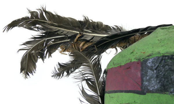 Grand masque heaume vert et rouge Kachina Hopi sur pied (détail)