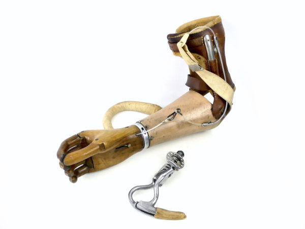 Prothèse de bras vintage articulée avec main en bois (3/4)