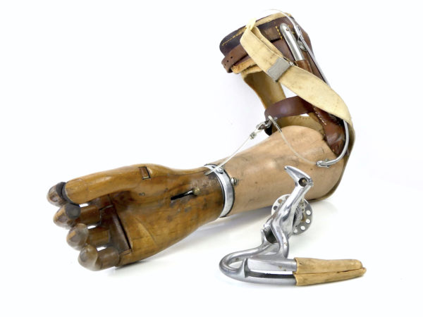 Prothèse de bras vintage articulée avec main en bois (3/4)