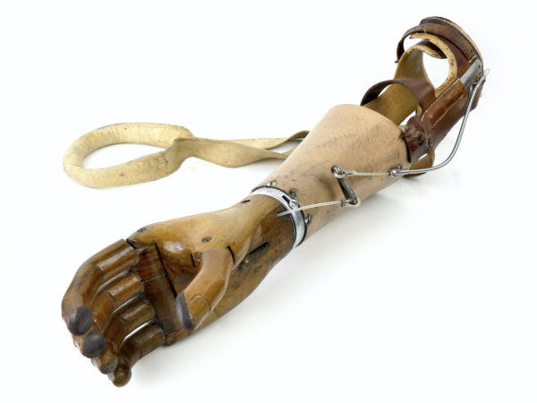 Prothèse de bras vintage articulée avec main en bois (3/4 dépliée)