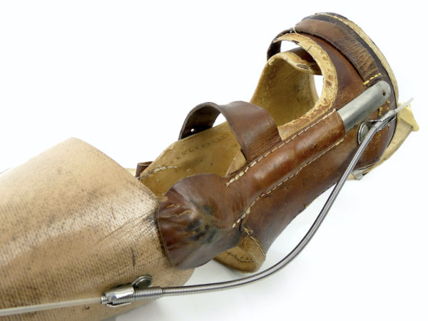 Prothèse de bras vintage articulée avec main en bois (détail)