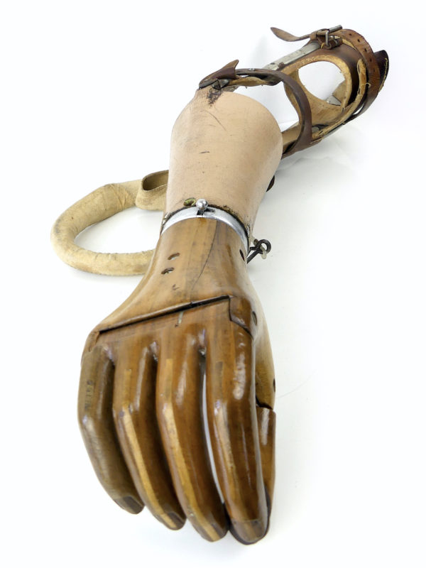 Prothèse de bras vintage articulée avec main en bois (dessus)
