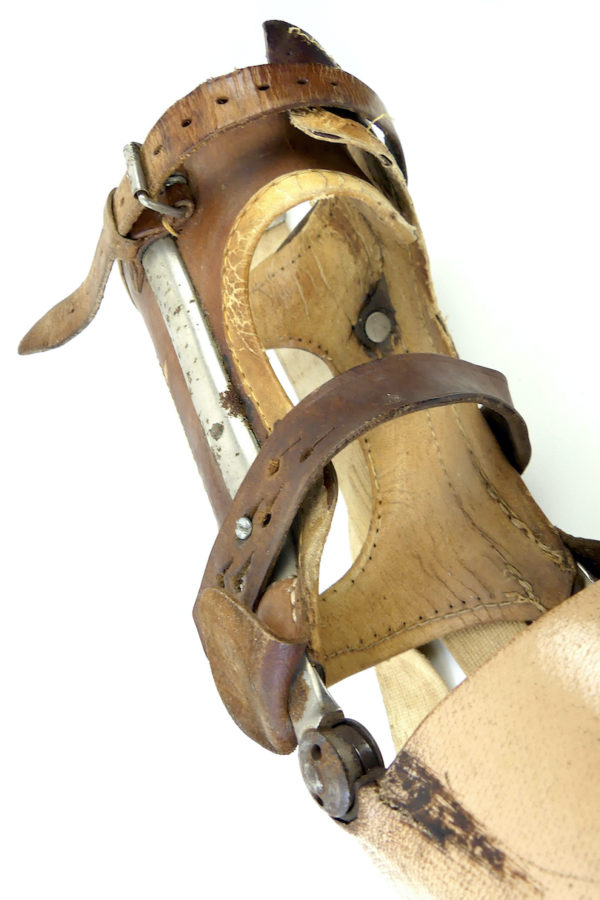 Prothèse de bras vintage articulée avec main en bois (détail)