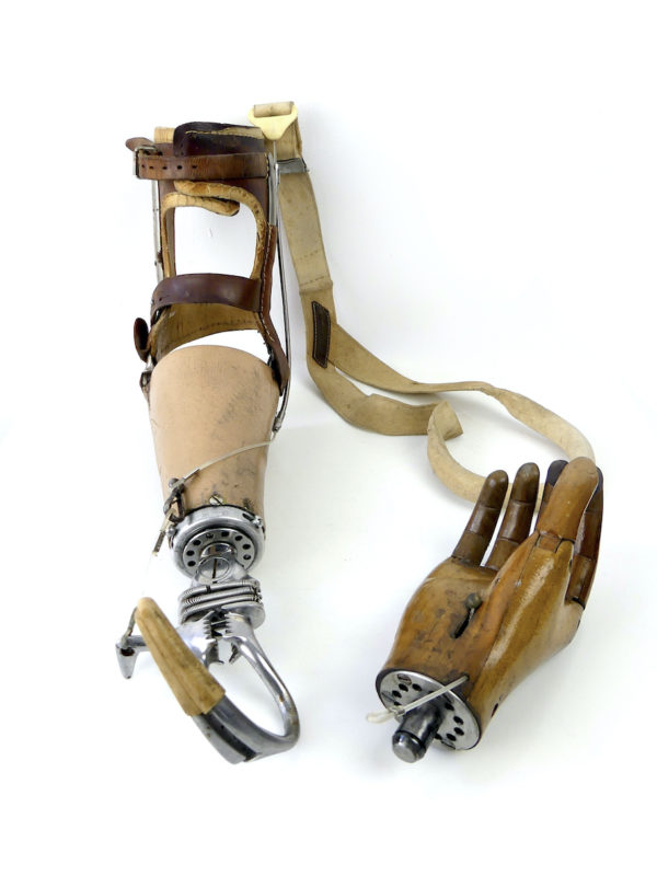 Prothèse de bras vintage articulée avec main en bois (dessus)