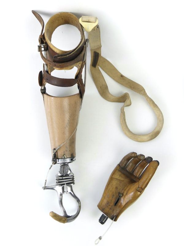 Prothèse de bras vintage articulée avec main en bois (dessus)
