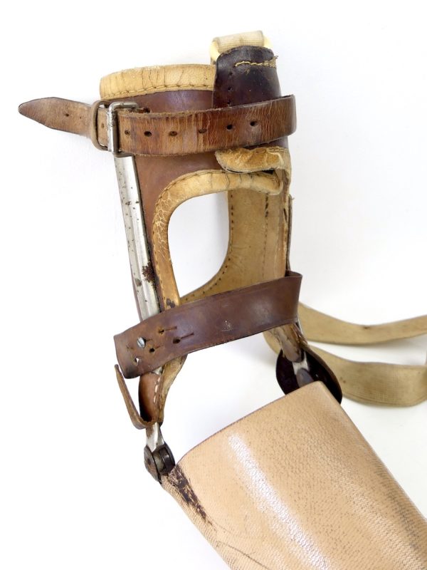 Prothèse de bras vintage articulée avec main en bois (détail)