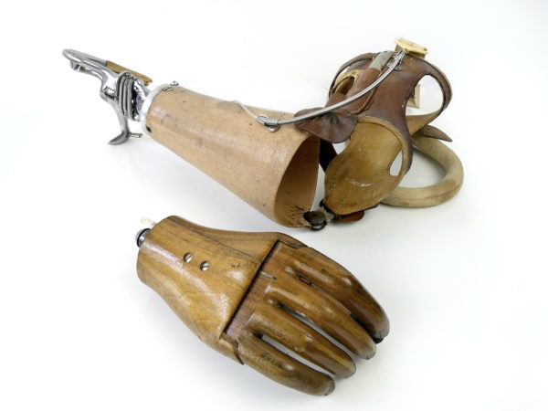 Prothèse de bras vintage articulée avec main en bois (3/4)