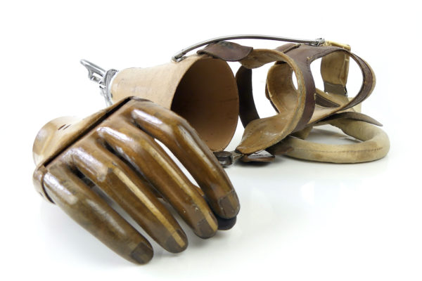 Prothèse de bras vintage articulée avec main en bois (3/4)