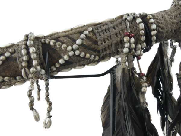 Grand Pi Pisuwe poignard Asmat en os et tête de casoar sur socle (détail)