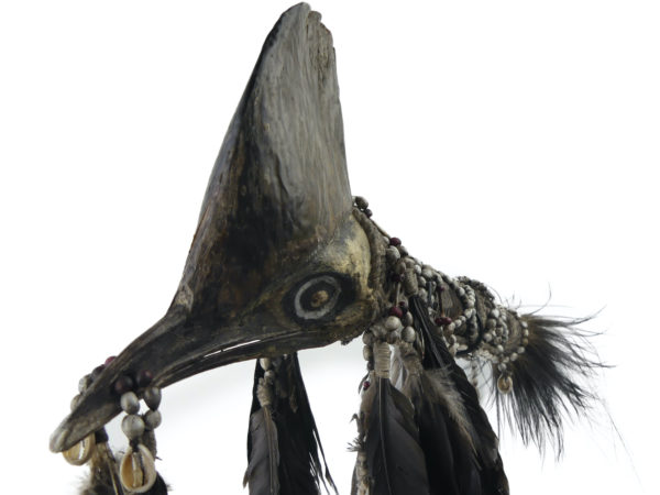 Grand Pi Pisuwe poignard Asmat en os et tête de casoar sur socle (détail)