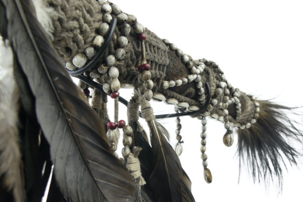 Grand Pi Pisuwe poignard Asmat en os et tête de casoar sur socle (détail)