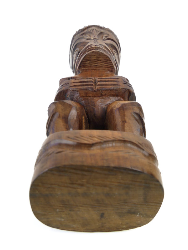 Petit Tiki couronné en bois de rose (dessous)