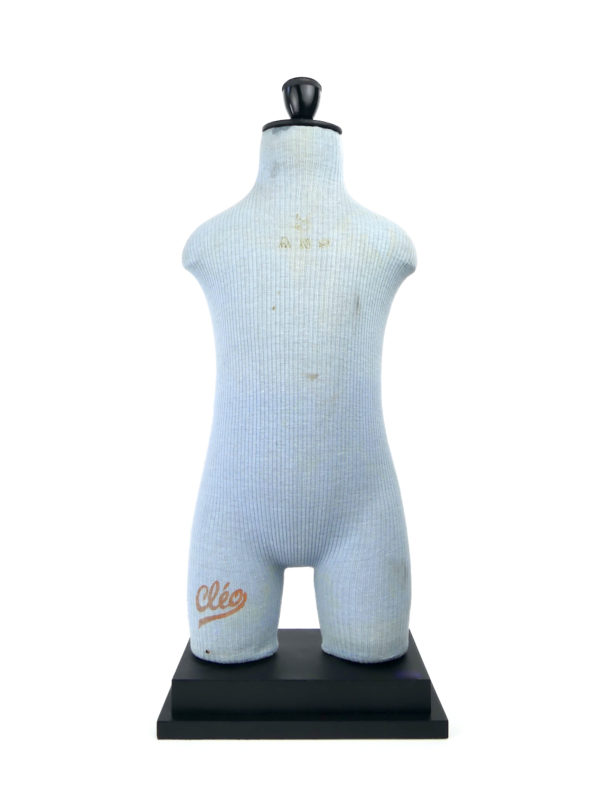 Mannequin enfant Cléo ancien sur socle en bois (face)