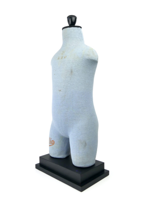 Mannequin enfant Cléo ancien sur socle en bois (3/4)