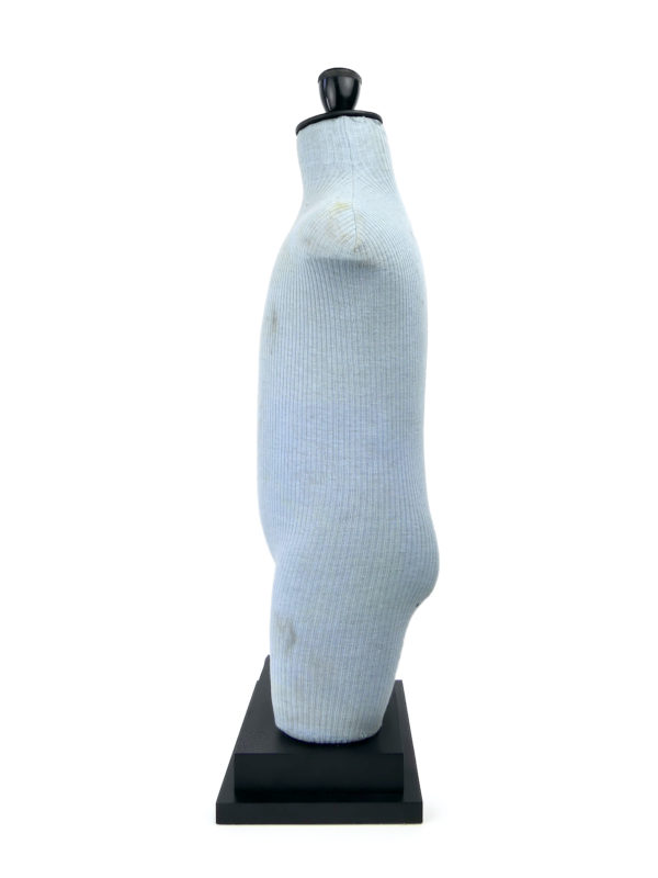 Mannequin enfant Cléo ancien sur socle en bois (profil)