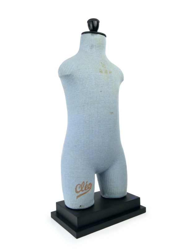 Mannequin enfant Cléo ancien sur socle en bois (3/4)