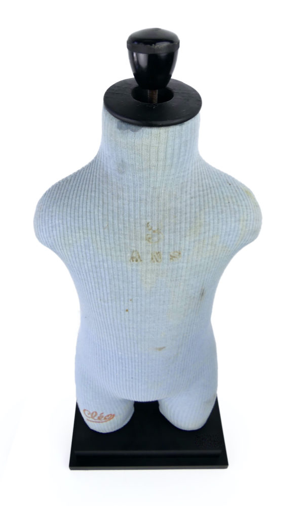 Mannequin enfant Cléo ancien sur socle en bois (dessus 3/4)