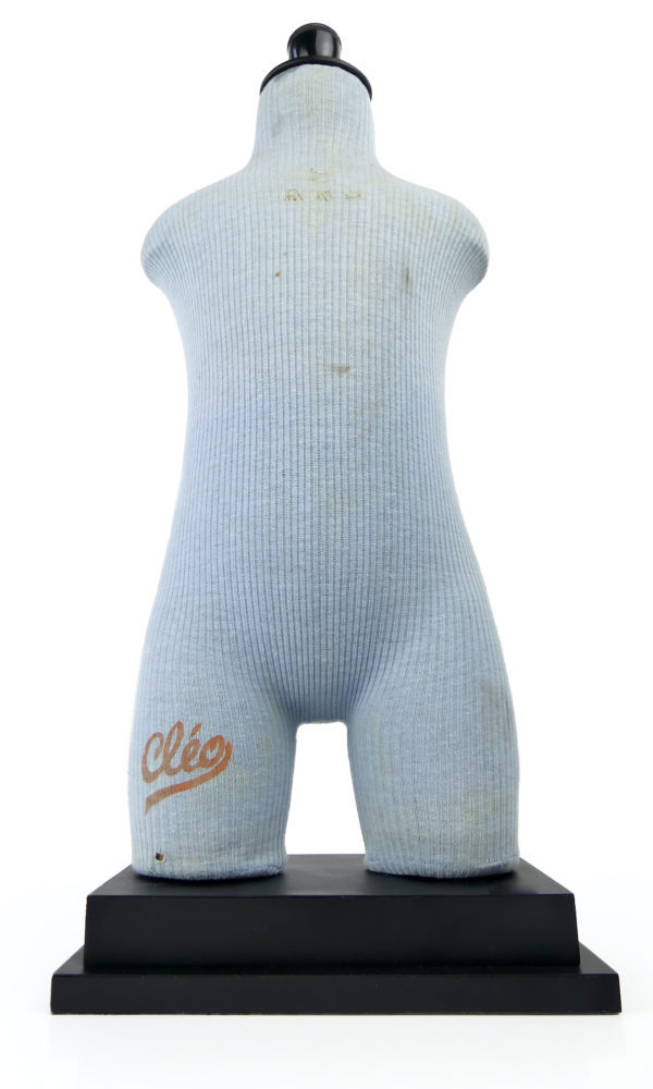 Mannequin enfant Cléo ancien sur socle en bois (face)