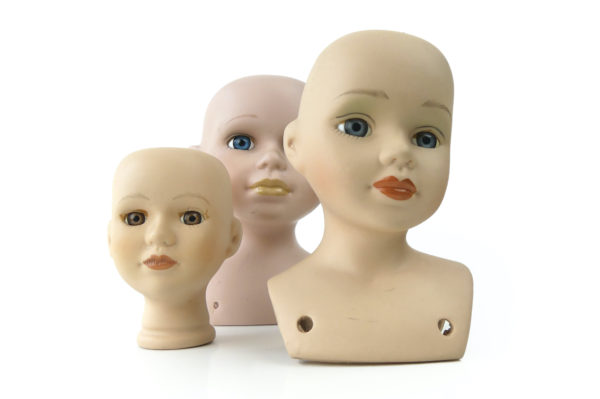 3 têtes de poupée en porcelaine biscuit mi-XXe (face)