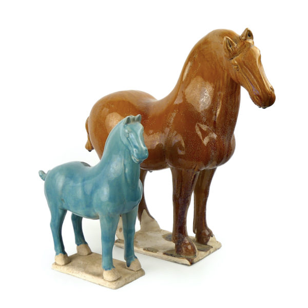 Chevaux Tang bleu et ocre en terre cuite émaillée traditionnelle chinoise