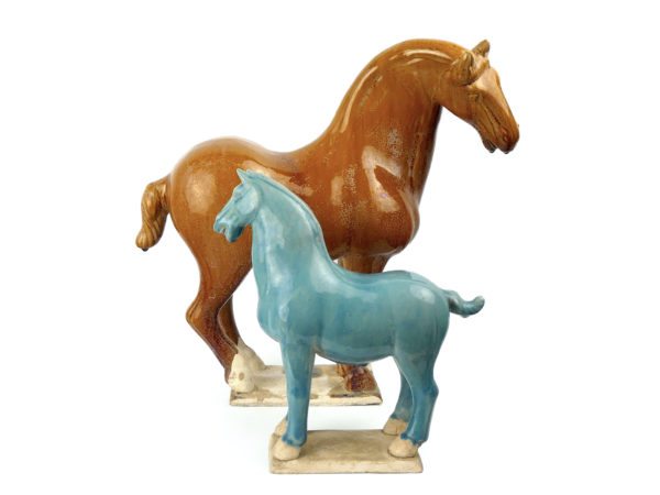 Chevaux Tang bleu et ocre en terre cuite émaillée traditionnelle chinoise