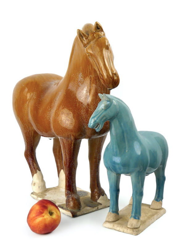 Chevaux Tang bleu et ocre en terre cuite émaillée traditionnelle chinoise
