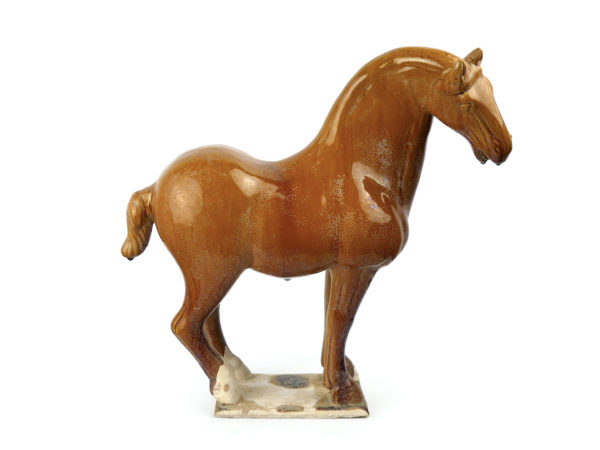 Grand cheval Tang ocre en terre cuite émaillée chinoise (profil)