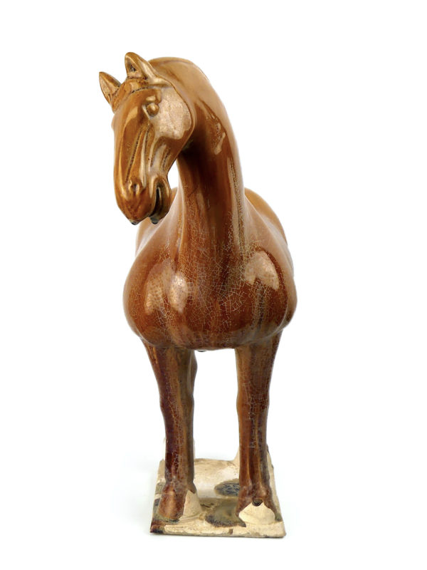 Grand cheval Tang ocre en terre cuite émaillée chinoise (face)
