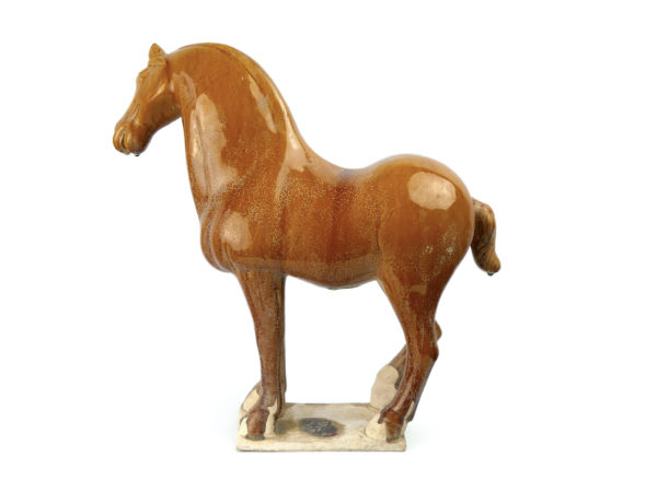 Grand cheval Tang ocre en terre cuite émaillée chinoise (profil)