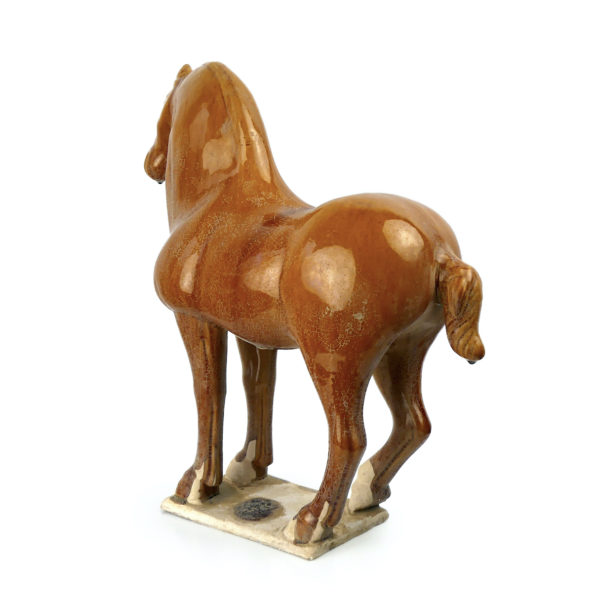 Grand cheval Tang ocre en terre cuite émaillée chinoise (3/4 dos)