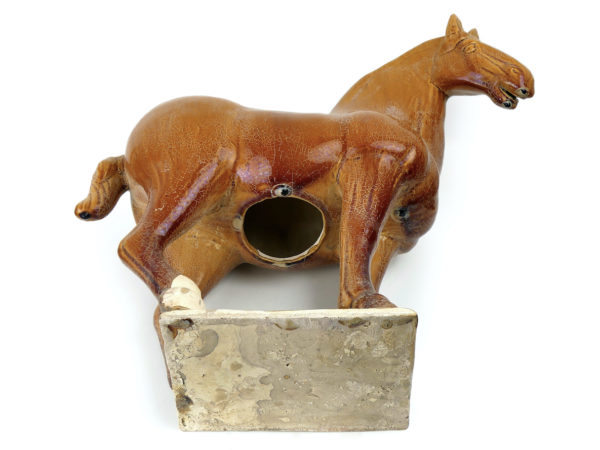 Grand cheval Tang ocre en terre cuite émaillée chinoise (dessous)
