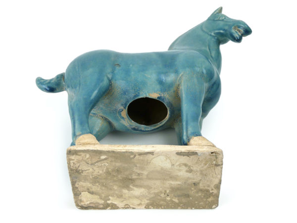 Cheval Tang bleu en terre cuite émaillée chinoise (dessous)