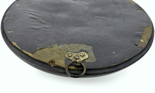 Petit miroir oval bombé œil de sorcière en bois noir XIXe (détail dos)