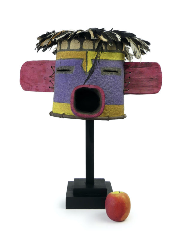 Grand masque heaume rose et violet Kachina Hopi (proportion)